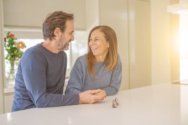 Birlikte evde oturan romantik orta yaş kaç