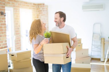 Orta yaş Senior çift yeni bir eve hareket, karton boks tutuyordum mutlu aşık Apartmant ile