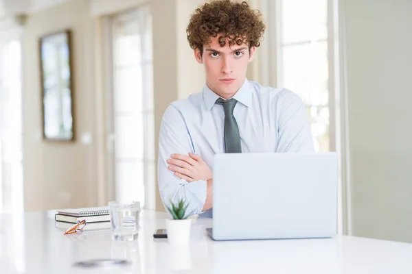 Giovane Uomo Affari Che Lavora Con Computer Portatile All Ufficio — Foto Stock