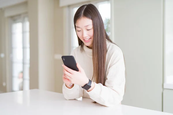 Mulher Asiática Bonita Usando Smartphone Com Rosto Feliz Sorrindo Com — Fotografia de Stock