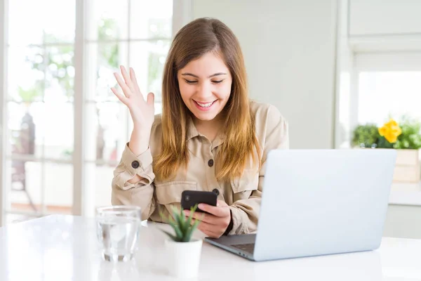 Bella Giovane Donna Utilizzando Smartphone Computer Molto Felice Eccitato Espressione — Foto Stock