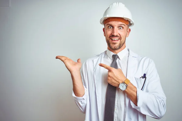 Joven Ingeniero Guapo Con Casco Seguridad Sobre Fondo Aislado Sorprendido — Foto de Stock