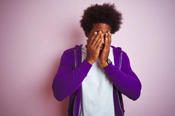 Hombre Afroamericano Joven Con Sudadera Púrpura Pie Sobre Fondo Rosa — Foto de Stock