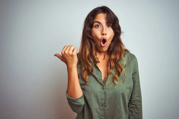 Mujer Hermosa Joven Vistiendo Camisa Verde Pie Sobre Fondo Gris —  Fotos de Stock