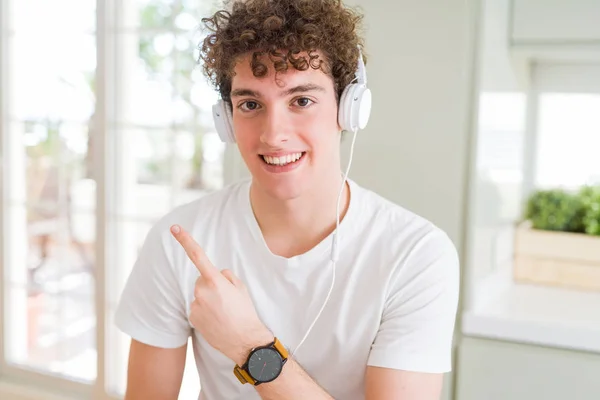 Young Man Listening Music Wearing Headphones Homes Cheerful Smile Face — Stock Photo, Image