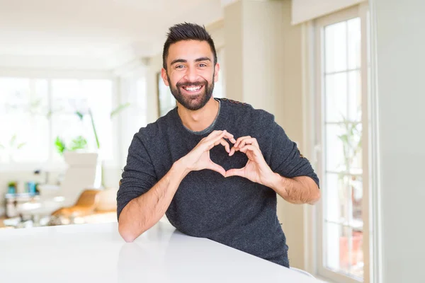 Evde Rahat Kazak Giyen Spanyol Yakışıklı Aşık Kalp Simgesi Elleriyle — Stok fotoğraf