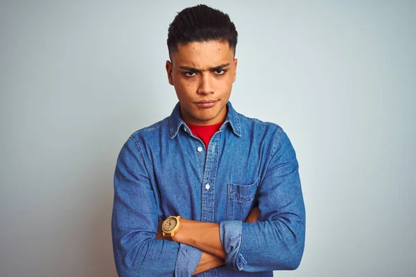 Unga Brasilianska Mannen Bär Denim Skjorta Stående Över Isolerade Vit — Stockfoto