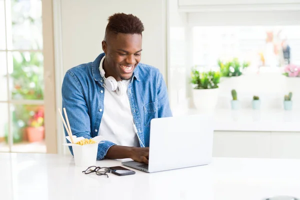 Knappe Jonge Afrikaanse Zakenman Levering Aziatische Eten Werken Met Behulp — Stockfoto