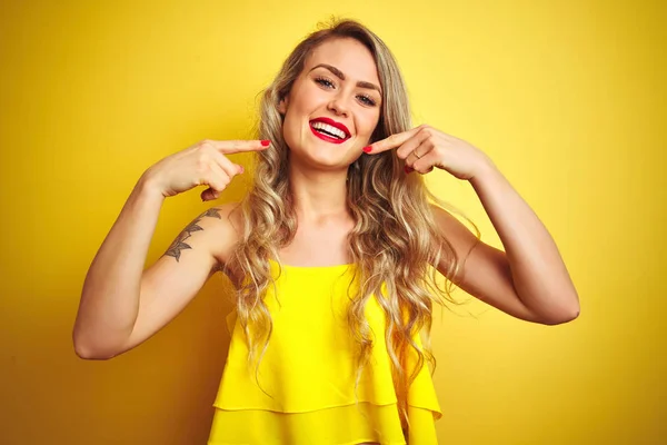 Jovem Mulher Attactive Vestindo Camiseta Sobre Fundo Isolado Amarelo Sorrindo — Fotografia de Stock