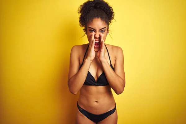 Mujer Afroamericana Vacaciones Bikini Pie Sobre Fondo Amarillo Aislado Gritando —  Fotos de Stock