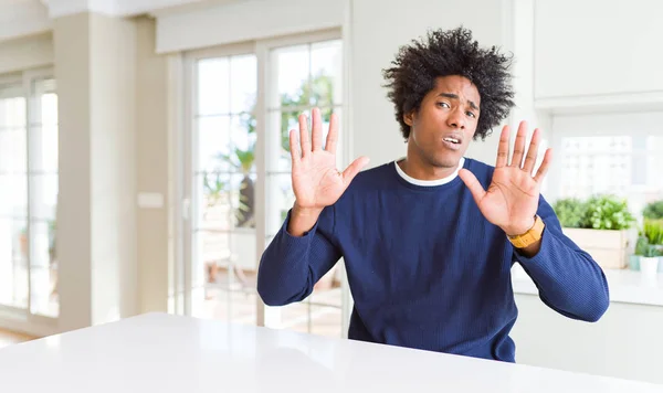 Jeune Homme Afro Américain Portant Pull Décontracté Assis Maison Déménager — Photo