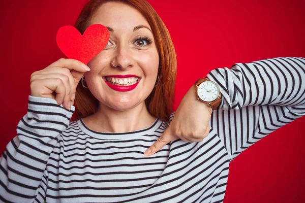 Joven Pelirroja Romántica Mujer Sosteniendo Corazón Sobre Fondo Rojo Aislado — Foto de Stock