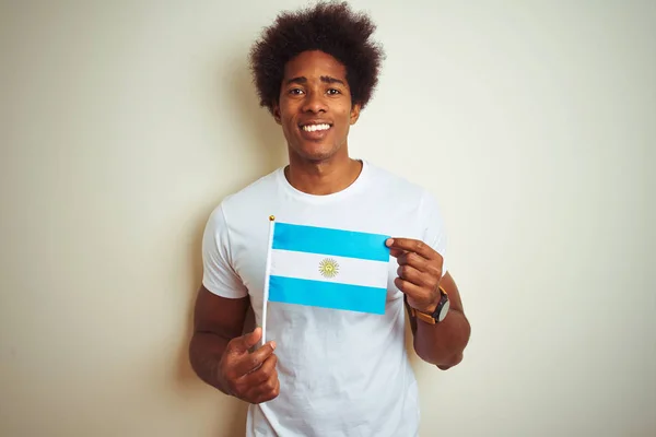 Afro American Tourist Man Holding Argentinska Argentina Flagga Över Isolerad — Stockfoto