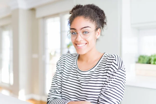 Beautiful Young African American Woman Afro Hair Wearing Glasses Happy — Stock Photo, Image