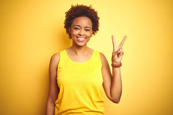 Beauitul Mujer Afroamericana Con Camiseta Verano Sobre Fondo Amarillo Aislado — Foto de Stock