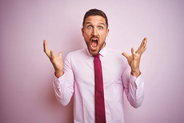 Homem Negócios Vestindo Gravata Camisa Elegante Sobre Fundo Isolado Rosa — Fotografia de Stock