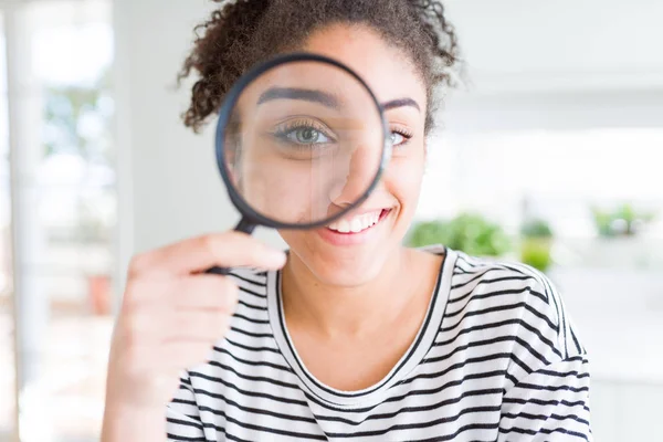 Jonge Afro Amerikaanse Vrouw Die Door Vergrootglas Kijkt Met Een — Stockfoto