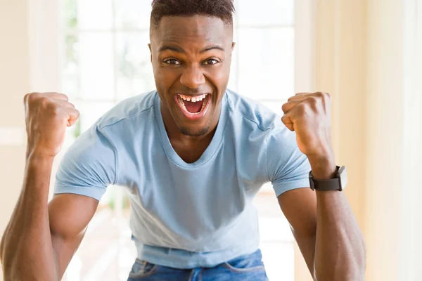 Αφρικανός Αμερικανός άνθρωπος ουρλιάζοντας πολύ ενθουσιασμένοι και γιορτάζουν για — Φωτογραφία Αρχείου