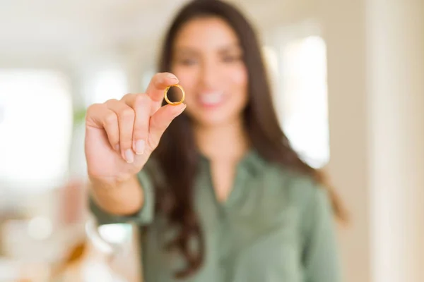 Primo piano di donna sorridente mostrando anello nuziale alleanza d'oro — Foto Stock