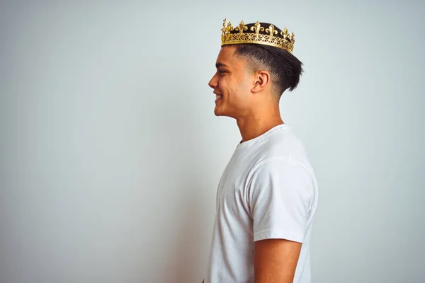 Jovem Brasileiro Vestindo Coroa Rei Sobre Fundo Branco Isolado Olhando — Fotografia de Stock