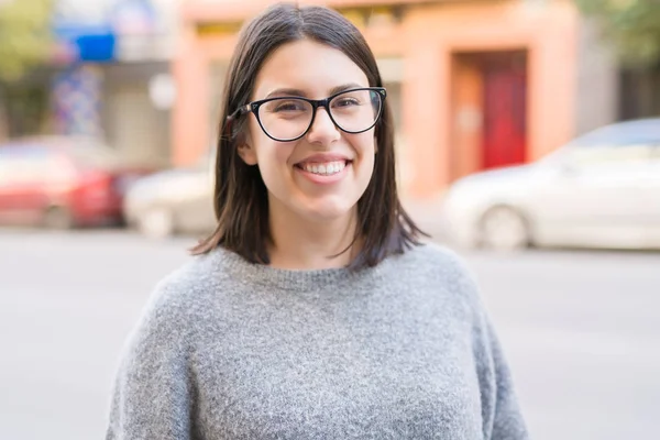 Jovem Mulher Bonita Usando Óculos Sorrindo Confiante Andando Rua Cidade — Fotografia de Stock