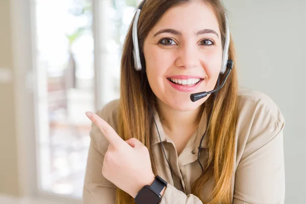 Belle Jeune Opératrice Portant Casque Bureau Gaie Avec Sourire Visage — Photo