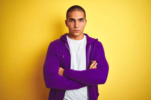 Joven Hombre Guapo Con Sudadera Púrpura Sobre Fondo Amarillo Aislado —  Fotos de Stock