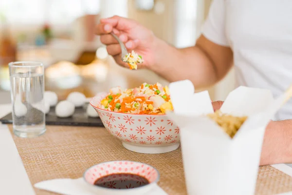 Middelbare leeftijd man eten thuis Aziatisch eten — Stockfoto