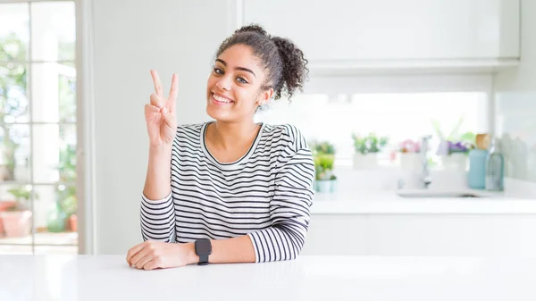 Vacker Afrikansk Amerikansk Kvinna Med Afro Hår Klädd Casual Randig — Stockfoto