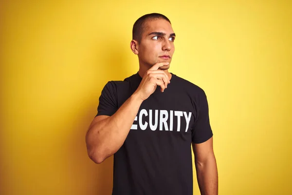 Jovem Homem Salvaguarda Com Shirt Segurança Sobre Fundo Isolado Amarelo — Fotografia de Stock