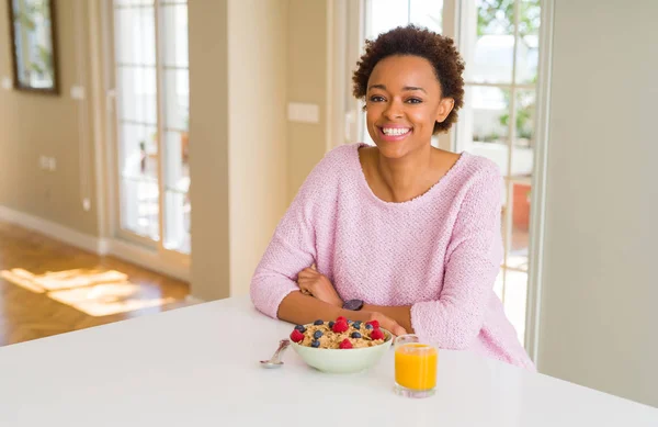 Jonge Afro Amerikaanse Vrouw Met Gezond Ontbijt Ochtend Thuis Met — Stockfoto