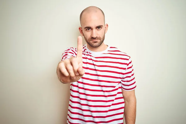 대머리 캐주얼 스트라이프 티셔츠 가리키는 손가락과 제스처를 보여주는 — 스톡 사진