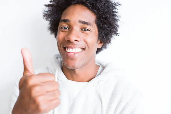 Beyaz Arka Plan Üzerinde Afro Saç Ile Yakışıklı Afrikalı Amerikalı — Stok fotoğraf