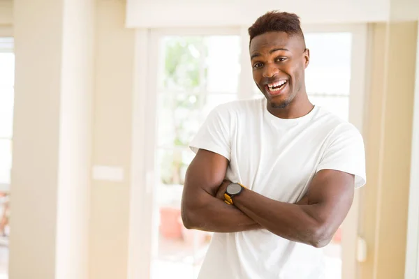 Beau Jeune Homme Africain Souriant Gai Avec Les Bras Croisés — Photo