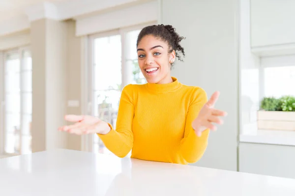 Mulher Americana Africana Bonita Com Cabelo Afro Vestindo Uma Camisola — Fotografia de Stock