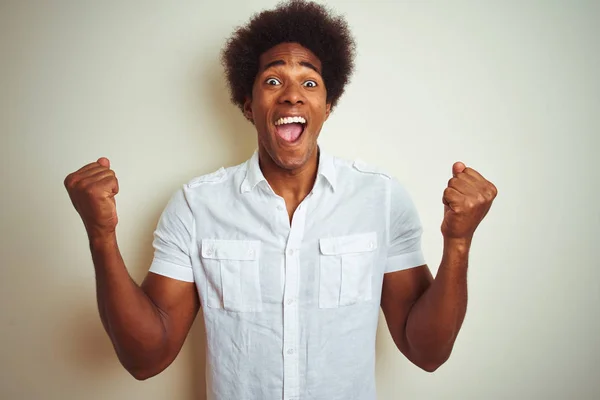 Afrikanisch Amerikanischer Mann Mit Afro Haaren Und Hemd Vor Isoliertem — Stockfoto