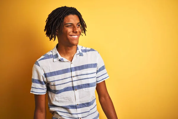 非洲裔美国男子穿着条纹衬衫 在孤立的黄色背景 看着一边面带微笑 自然表情 笑自信 — 图库照片