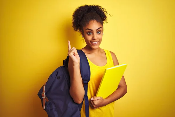 Amerikansk Student Kvinna Bär Ryggsäck Hålla Anteckningsbok Över Isolerad Gul — Stockfoto