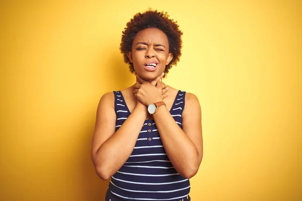 Beauitul Afrikansk Amerikansk Kvinna Bär Sommar Shirt Över Isolerad Gul — Stockfoto