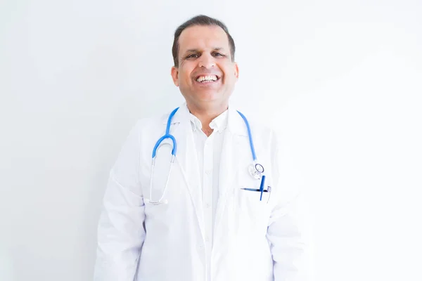 Arzt Mittleren Alters Stethoskop Und Medizinischem Mantel Über Weißem Hintergrund — Stockfoto