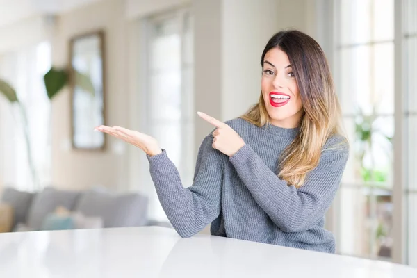 Giovane Bella Donna Che Indossa Maglione Invernale Casa Stupito Sorridente — Foto Stock