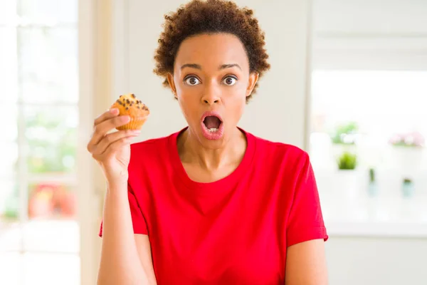 Młody African American Kobieta Jedzenia Czekolady Chipsy Babeczki Przestraszony Szoku — Zdjęcie stockowe