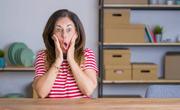 Mulher Idosa Meia Idade Sentada Mesa Casa Com Medo Chocada — Fotografia de Stock