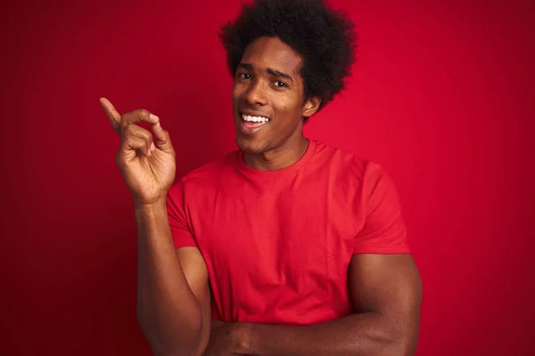 Jovem Americano Com Cabelo Afro Vestindo Camiseta Sobre Fundo Vermelho — Fotografia de Stock