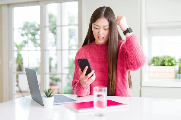 Mulher Estudante Asiática Bonita Usando Laptop Smartphone Irritado Frustrado Gritando — Fotografia de Stock