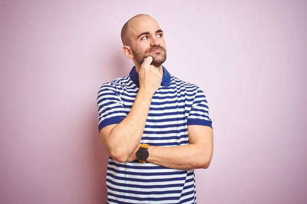 수염을 대머리 남자는 캐주얼 스트라이프 티셔츠를 분홍색 펜시브 표현을 생각하고 — 스톡 사진