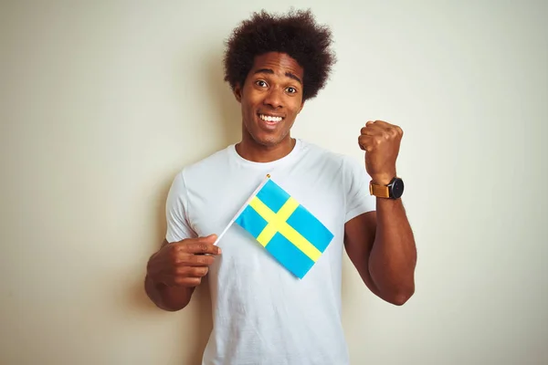 Młody Afro Amerykański Mężczyzna Trzyma Szwecji Szwedzka Flaga Stoi Białym — Zdjęcie stockowe
