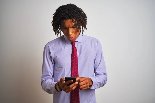 Αφροαμερικανός Επιχειρηματίας Μπούφες Χρησιμοποιώντας Smartphone Πάνω Από Απομονωμένο Λευκό Φόντο — Φωτογραφία Αρχείου