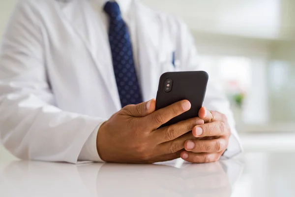 Close-up van middelbare leeftijd arts man handen met smartphone — Stockfoto