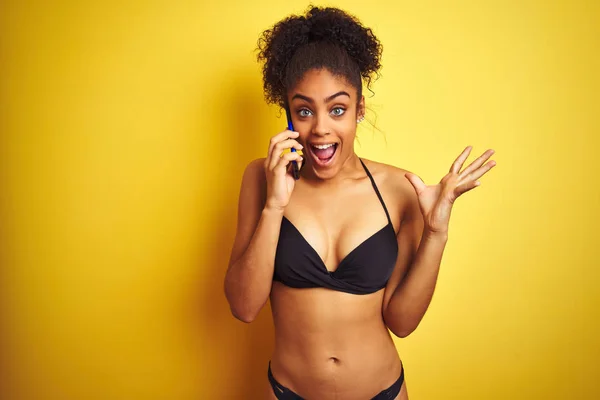 Mujer Afroamericana Vistiendo Bikini Hablando Usando Teléfono Inteligente Sobre Fondo —  Fotos de Stock